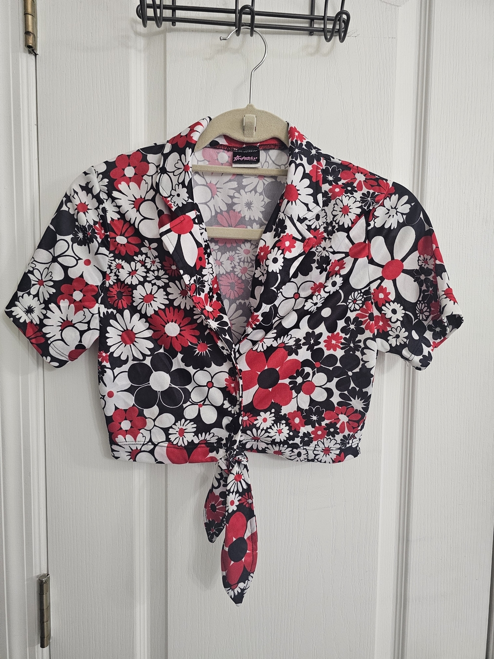 Fredricks Of Hollywood Tie-Front Floral Crop Top